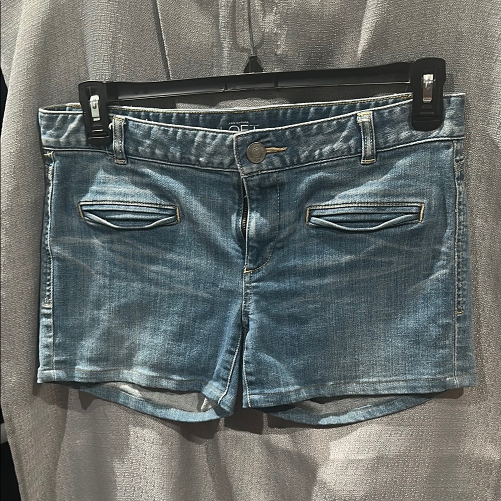 ANN TAYLOR DENIM SHORTS - SIZE 8